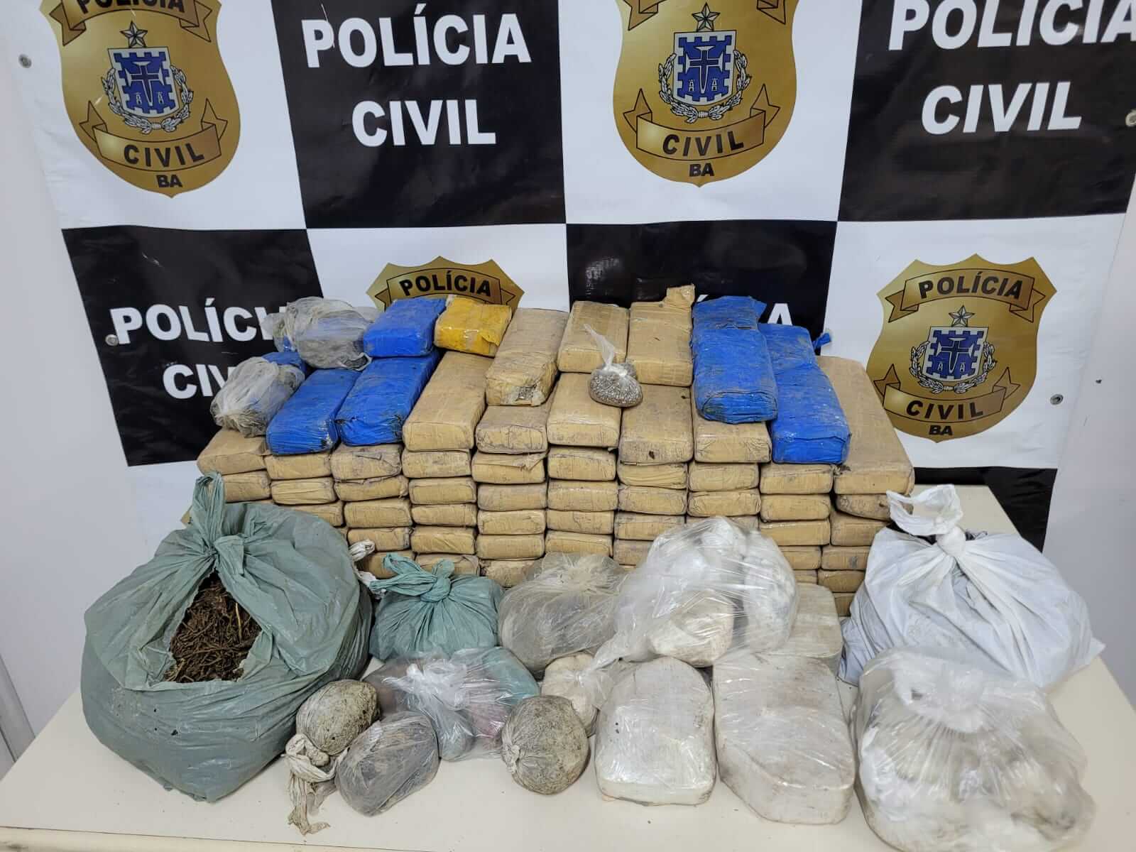 Polícia apreende 78kg de drogas dentro de tambores enterrados em terrenos de Eunápolis