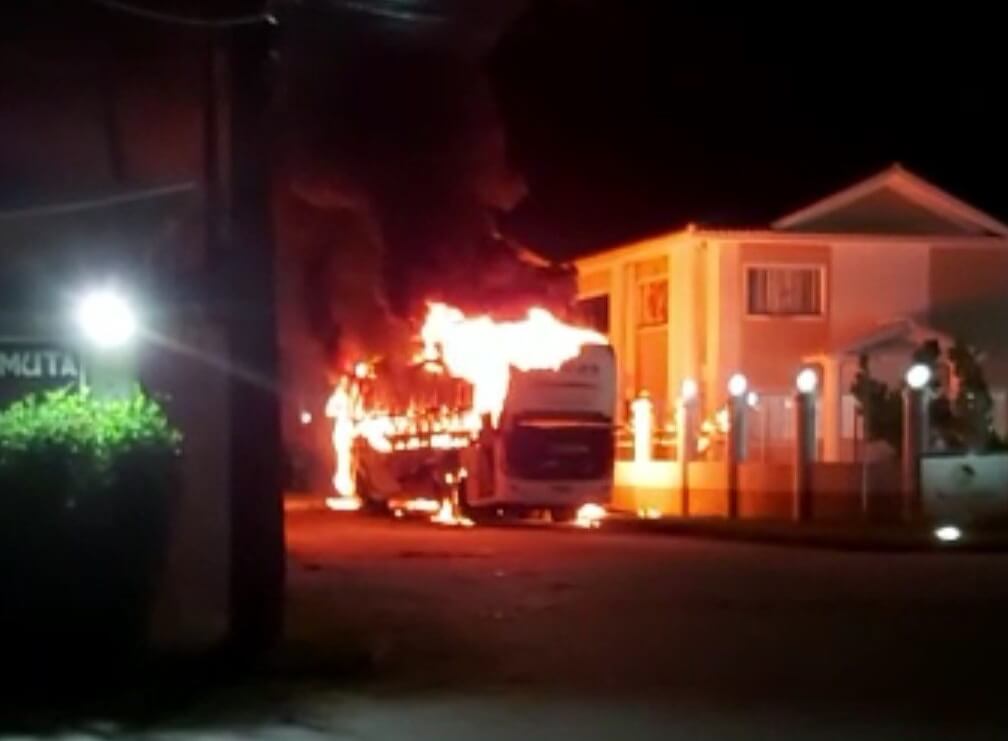 Ônibus que trouxe turistas mineiros pega fogo em Santa Cruz Cabrália