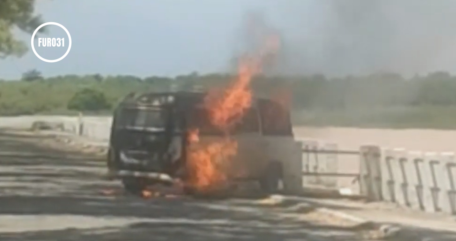 Kombi pega fogo e fica destruída após ser abastecida no posto de combustível em Belmonte