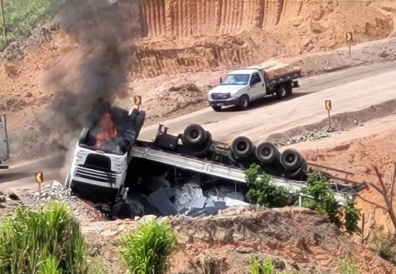 Vídeo mostra momento em que caminhão capota e pega fogo em desvio na BR-101 em Itamaraju