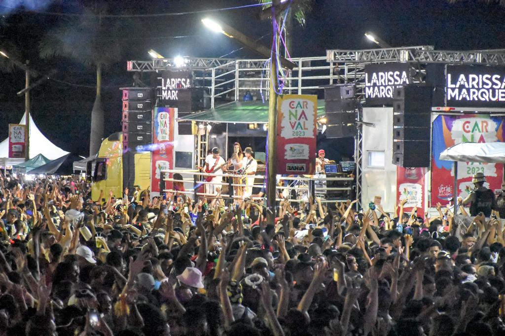 Foliões lotam passarela de Porto Seguro neste sábado de carnaval