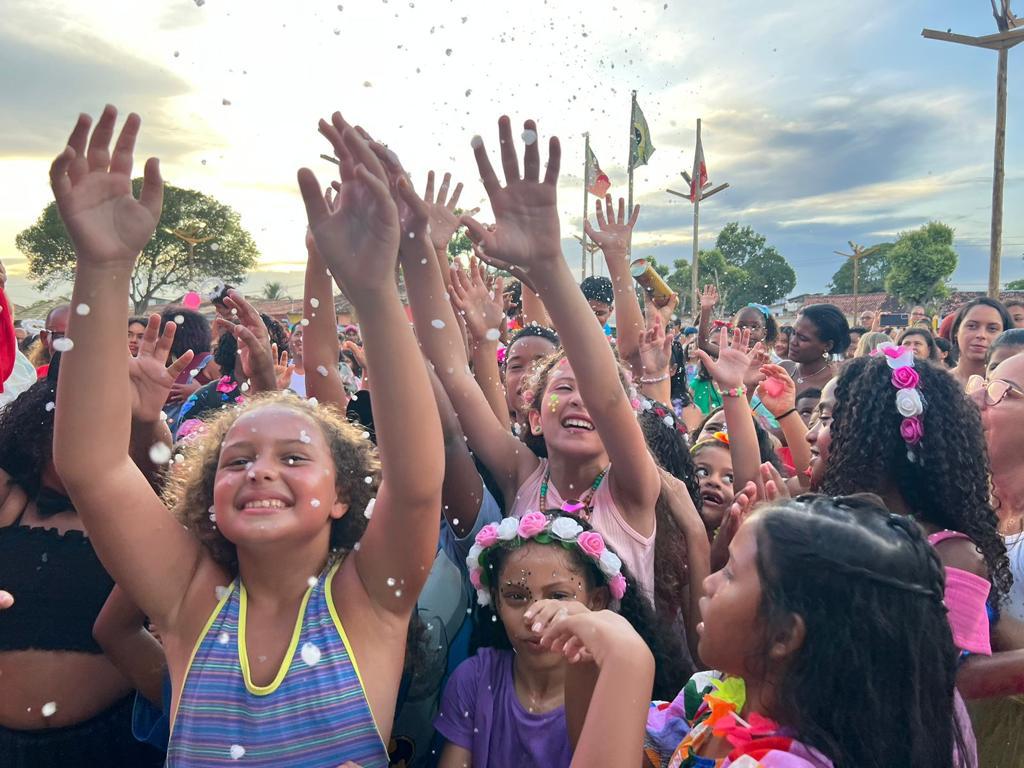 Porto Seguro teve bloquinhos para crianças e festa pelos quatro cantos no domingo de carnaval