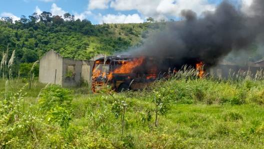 Ônibus fica destruído após pegar fogo pouco antes de transportar atletas de base para partida de futebol
