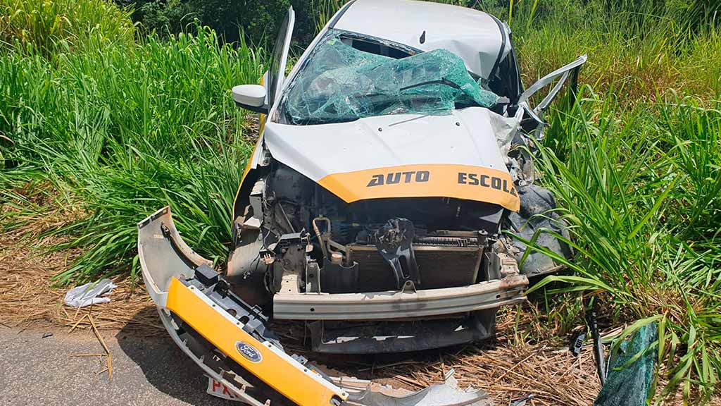 Colisão entre carro e caminhão deixam quatro pessoas feridas, em Itabela