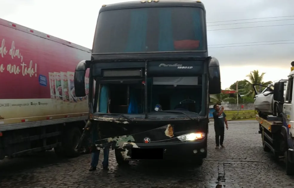 Ônibus da banda dos filhos de Saulo e Carlinhos Brown sofre acidente em Trancoso