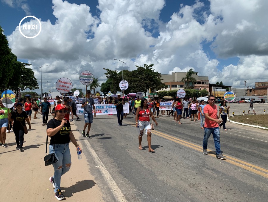 Manifestação de professores de Itabela e Guaratinga interdita BR-101 durante a manhã