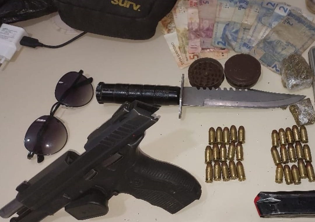 Homem é preso em flagrante com armas, drogas e munições em Cabrália