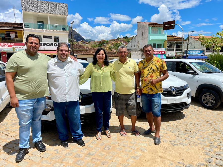 Prefeita Marlene Dantas entrega quatro carros 0km para Secretaria de Saúde em Guaratinga