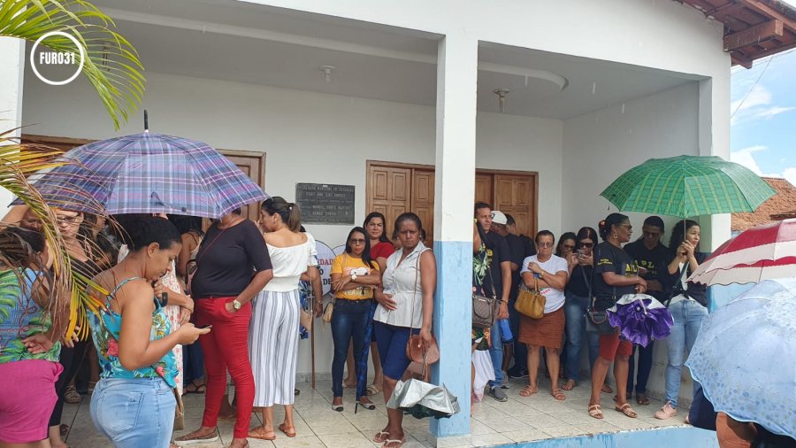 Professores, merendeiras e faxineiras fazem ato em frente à Secretaria da Educação de Guaratinga