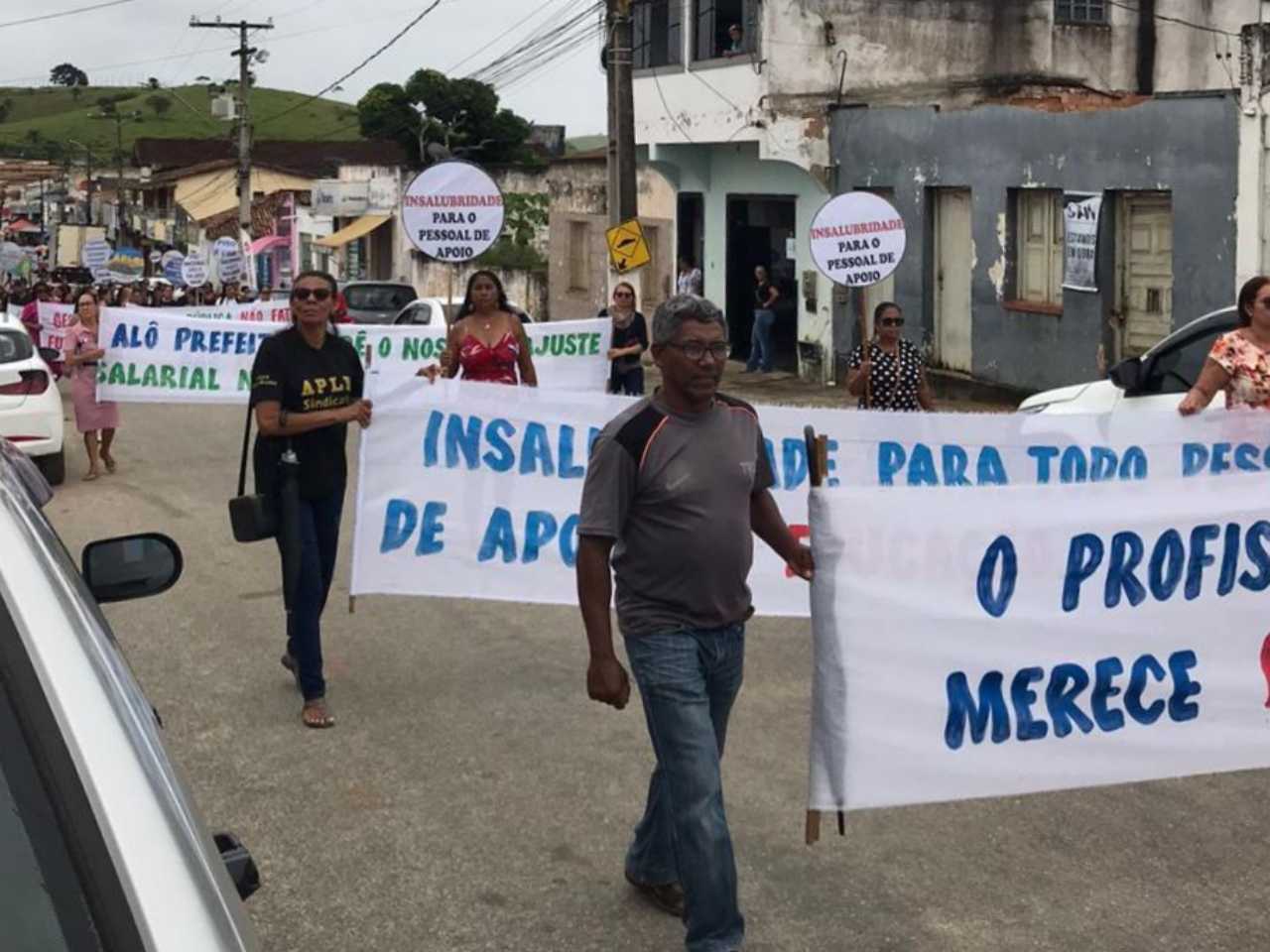 Profissionais da educação de Guaratinga protestam por reajuste salarial e adicional de insalubridade