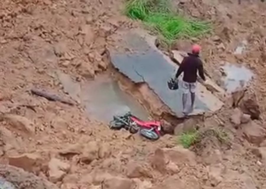 Motociclista cai em cratera aberta pela chuva na BA-283 em Guaratinga
