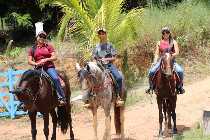 1ª Cavalgada do Park da Ilhas é um sucesso em Guaratinga