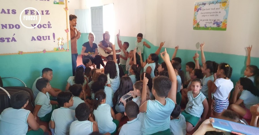 Escola particular de Guaratinga recebe artistas nacionais para falar de cultura