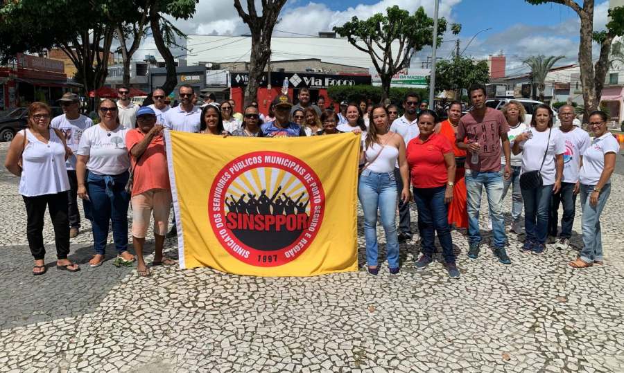 Greve dos servidores de Eunápolis chega a 21 dias com protesto no centro da cidade