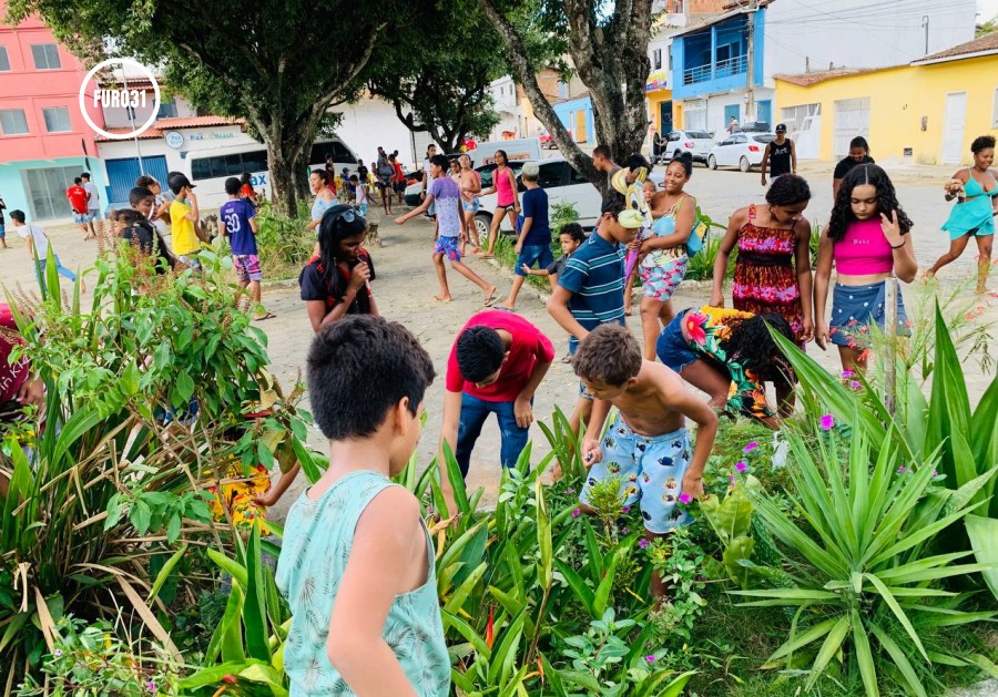 Páscoa na Praça retoma tradição da caçada aos ovos de chocolate em Guaratinga