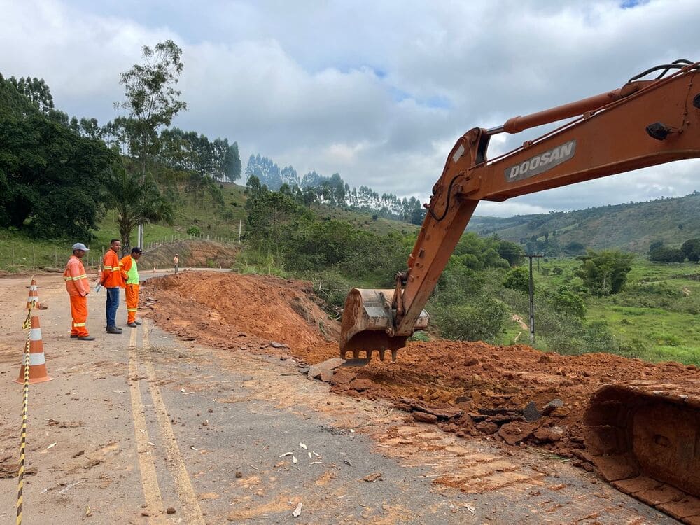 Guaratinga: SEINFRA inicia obras na BA-283 após cratera se abrir durante forte chuvas