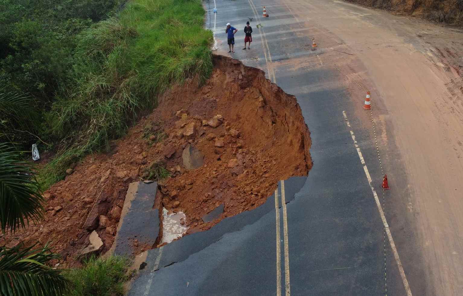 Chuva intensa abre cratera na BA-283 entre Itabela e Guaratinga