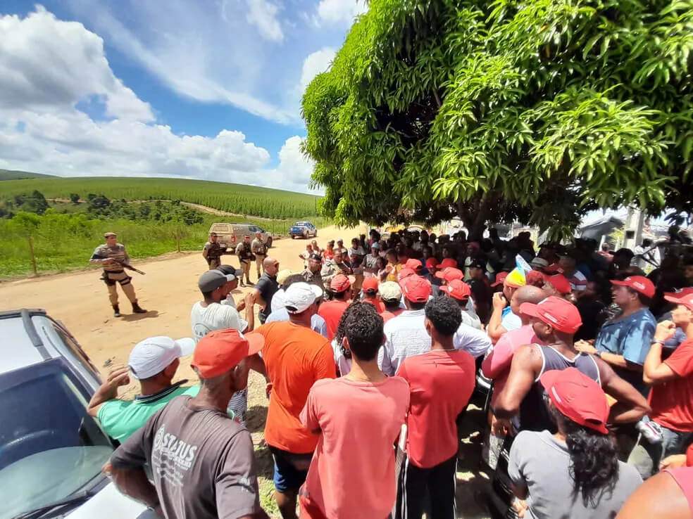 Integrantes do MST resistem a reintegração de posse determinada pela Justiça em Itabela