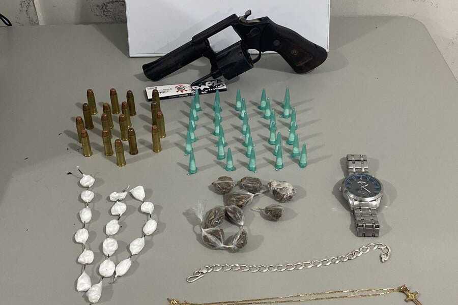 Suspeito foi preso por portar drogas e arma de fogo em Santa Cruz Cabrália