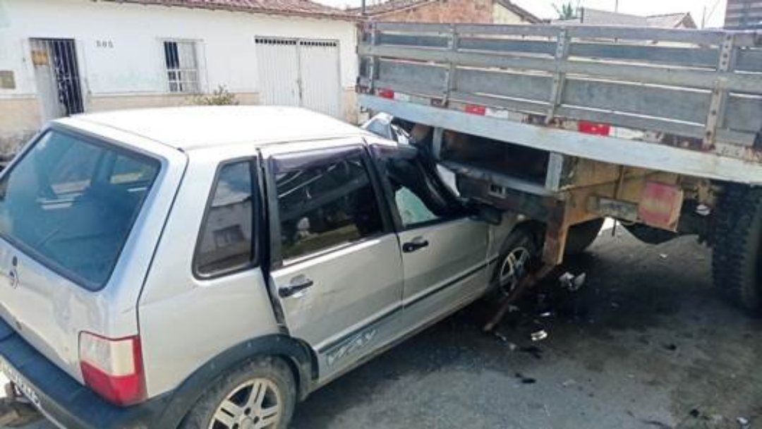 Motorista bate carro contra fundo de caminhão parado em Itapebi