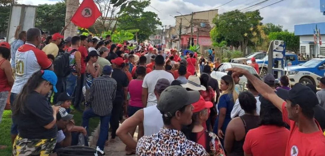 Integrantes do MST protestam contra ordem de despejo em Itabela