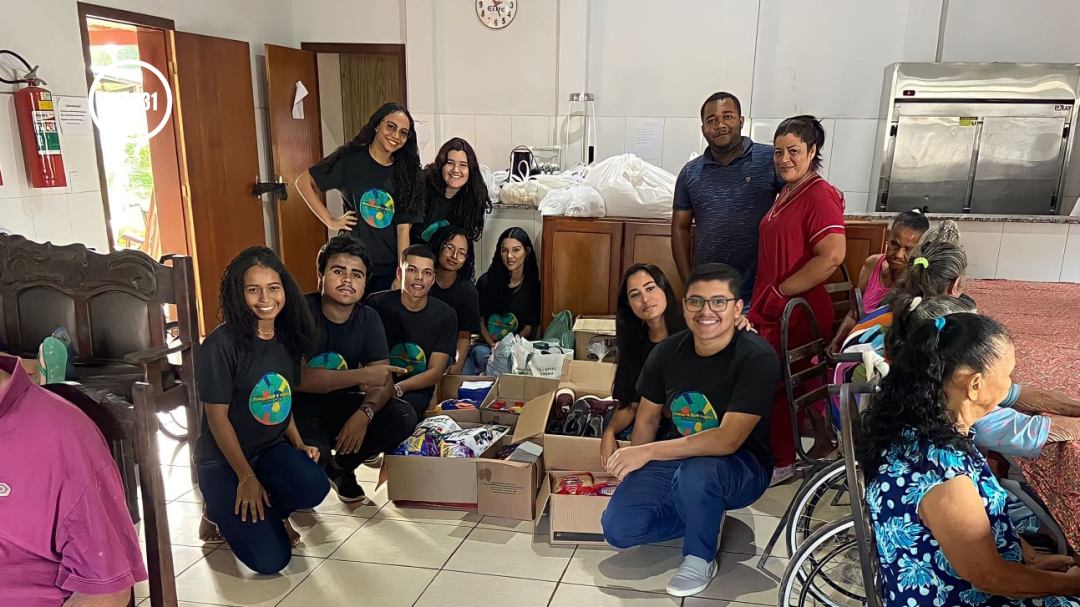 Universitários fazem doações e promovem dia de lazer na casa dos idosos de Itabela