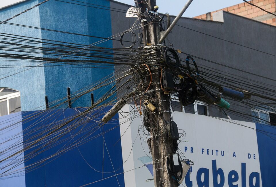 Francisqueto chama atenção para mau uso dos postes de Itabela