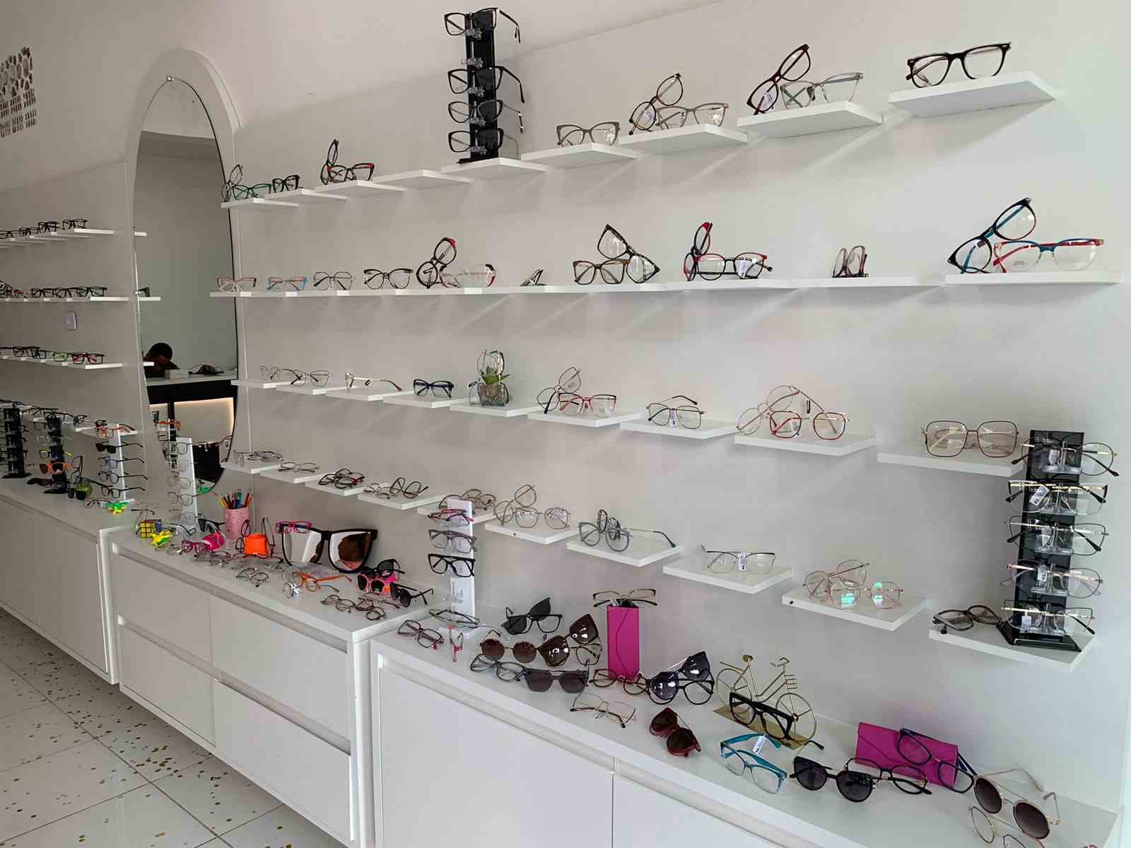 Óptica de Luxe inaugura loja com grande acervo de óculos de grau e sol em Guaratinga
