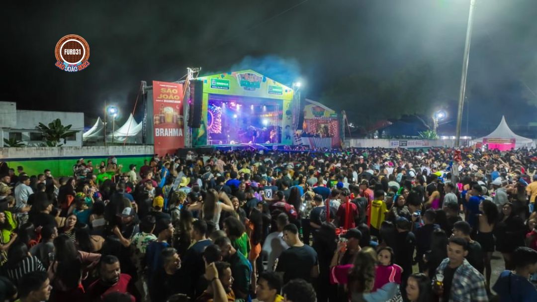 FOTOS: Larissa Gomes e Daniel Vieira levam multidão à loucura na 8ª noite da Vila do Forró de Eunápolis