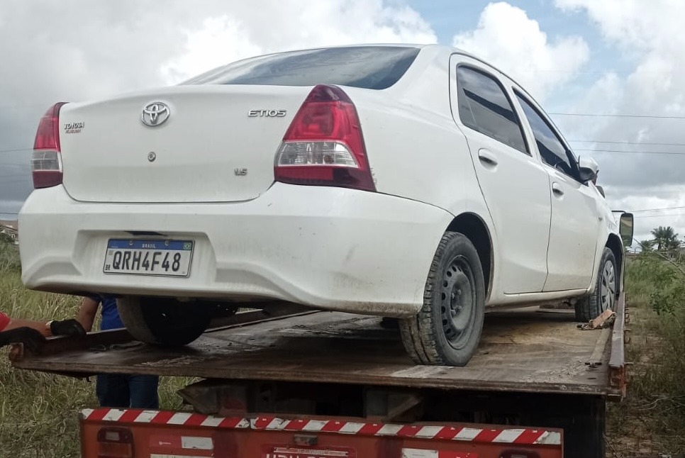 Polícia recupera carro roubado que estava sendo utilizado em crimes em Eunápolis