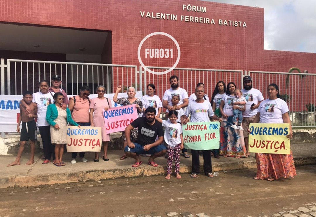 Familiares fazem manifestação pedindo justiça por Hyara Flor na frente do Fórum de Guaratinga