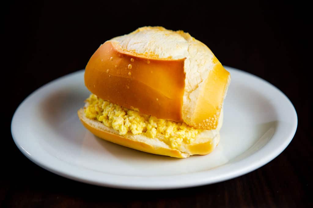 Conheça as verdades e os mitos do pão com ovo para seu corpo