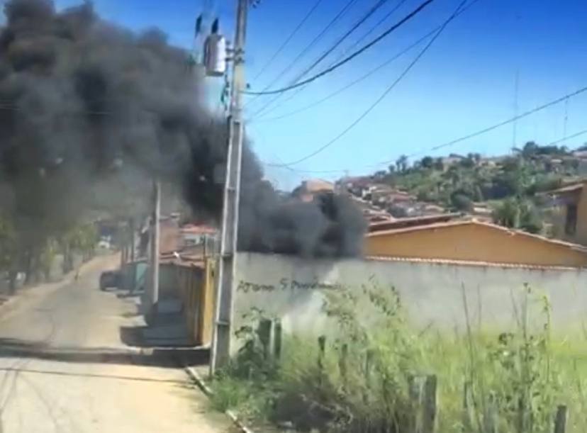 Parentes limpam casa e incineram objetos dos suspeitos da morte da jovem cigana Hyara Flor