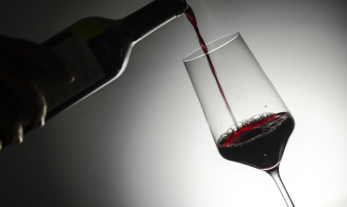 Nutricionista explica os 7 benefícios do consumo de vinho