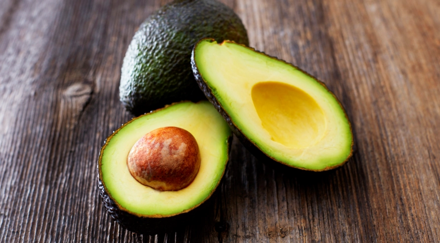 Conheça 11 benefícios do abacate para o seu corpo e como incluir na rotina
