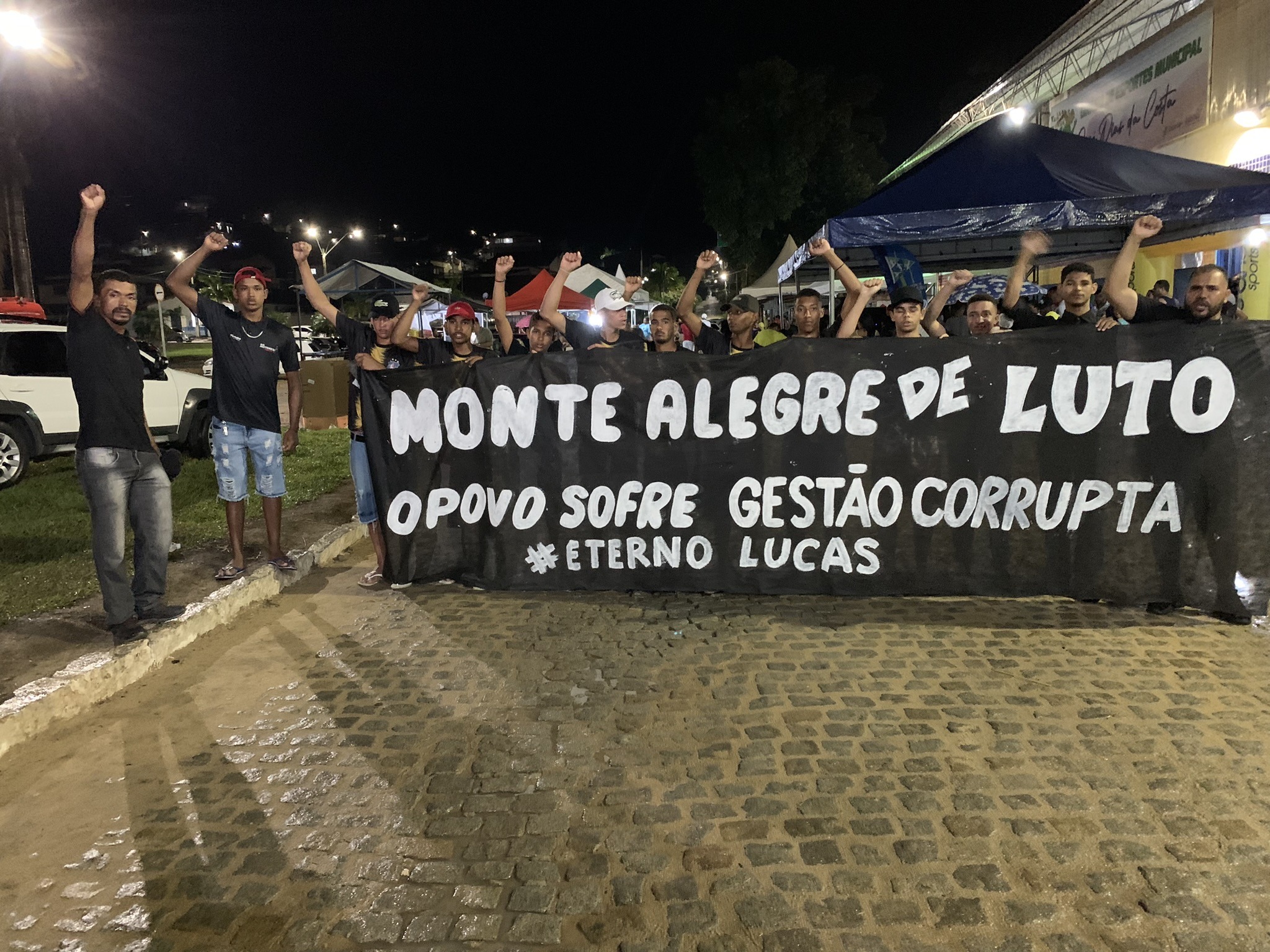 Familiares e amigos do jovem eletrocutado em quadra de Monte Alegre fazem protesto durante jogos