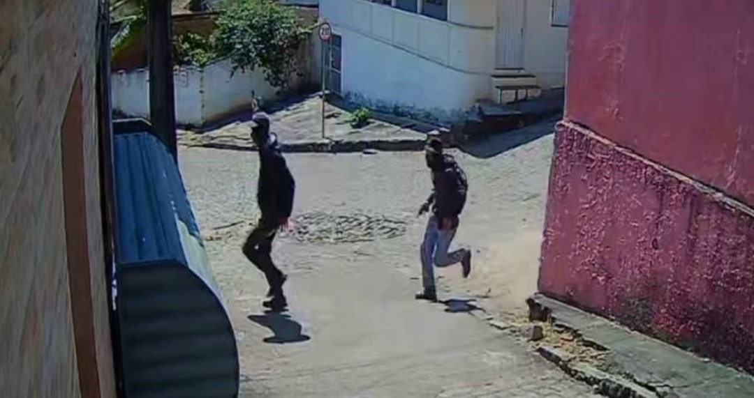 Câmeras de segurança flagram tentativa de assalto contra vendedora de joia em Guaratinga