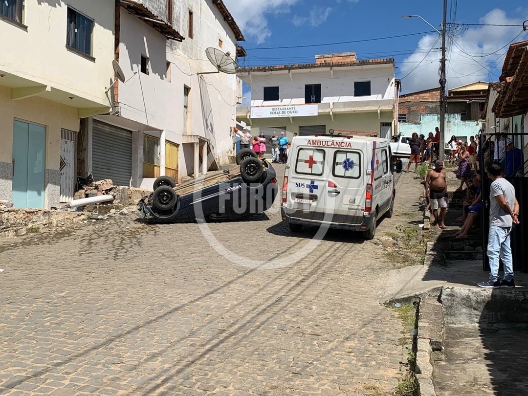 Carro se envolve em acidente, bate em viga de casa e capota em Guaratinga