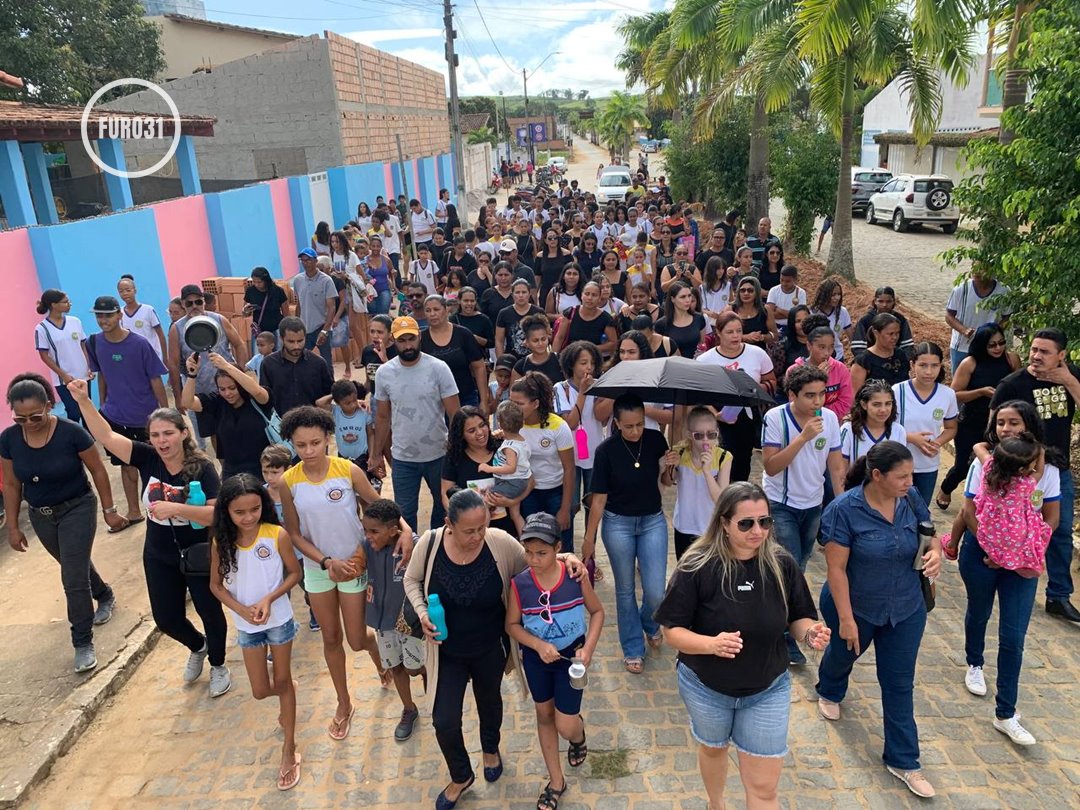 Em passeata, pais e alunos pedem solução no impasse da educação municipal de Guaratinga