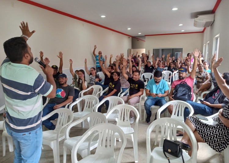 Profissionais da educação de Guaratinga decidem suspender greve até setembro