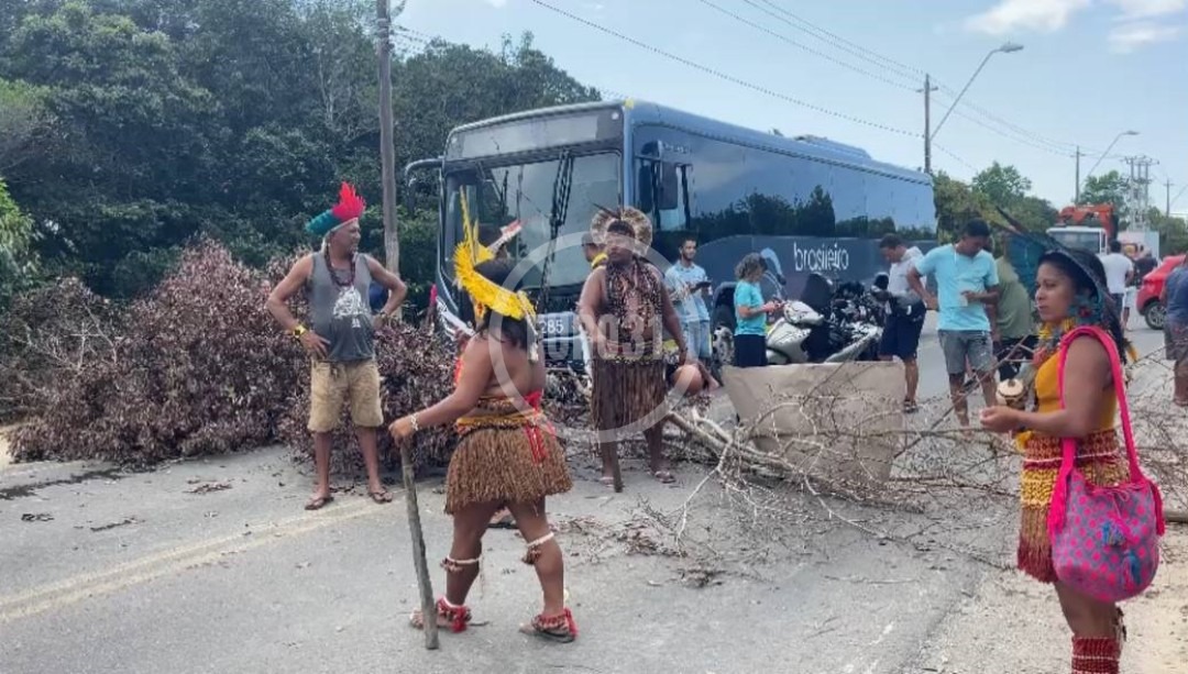 Indígenas protestam contra Marco Temporal na BR-367 em Porto Seguro