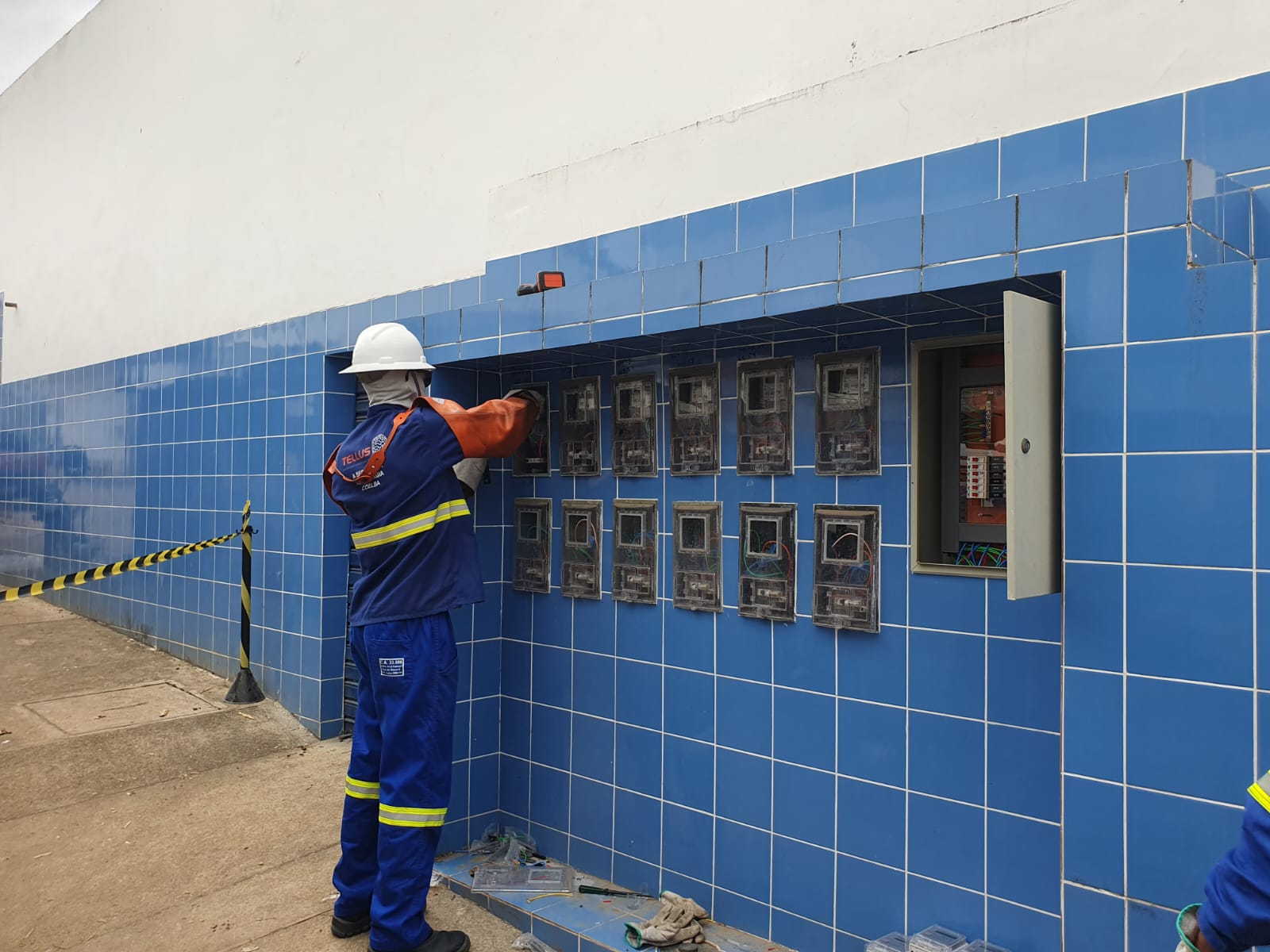 Coelba faz ligação elétrica do mercado de carnes de Guaratinga após reforma