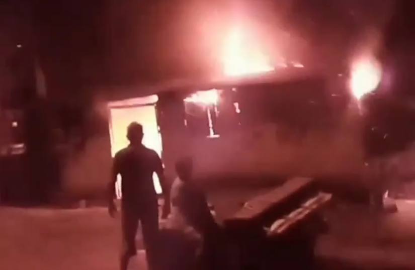 Casa é destruída pelo fogo após moradora esquecer vela acesa no interior de Guaratinga