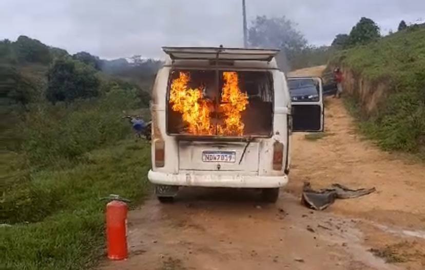 Kombi de transporte escolar pega fogo em zona rural de Guaratinga