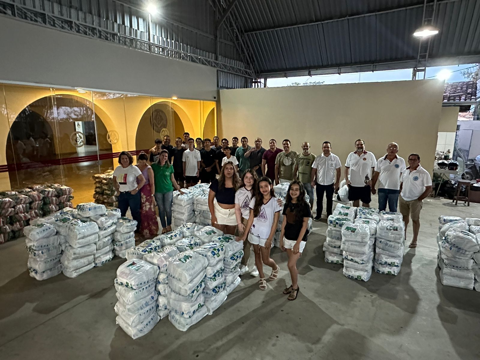 Loja maçônica Fraternidade 05 de Novembro promove doação de quase 600 cestas básicas para famílias carentes de Eunápolis