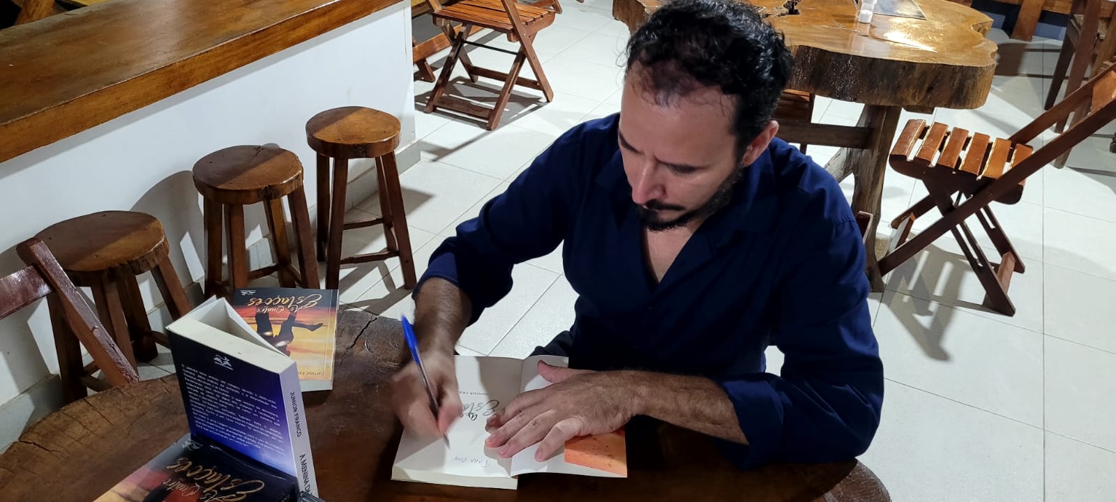 Junior Franco lança seu oitavo livro ‘As Quatro Estações’ em Guaratinga