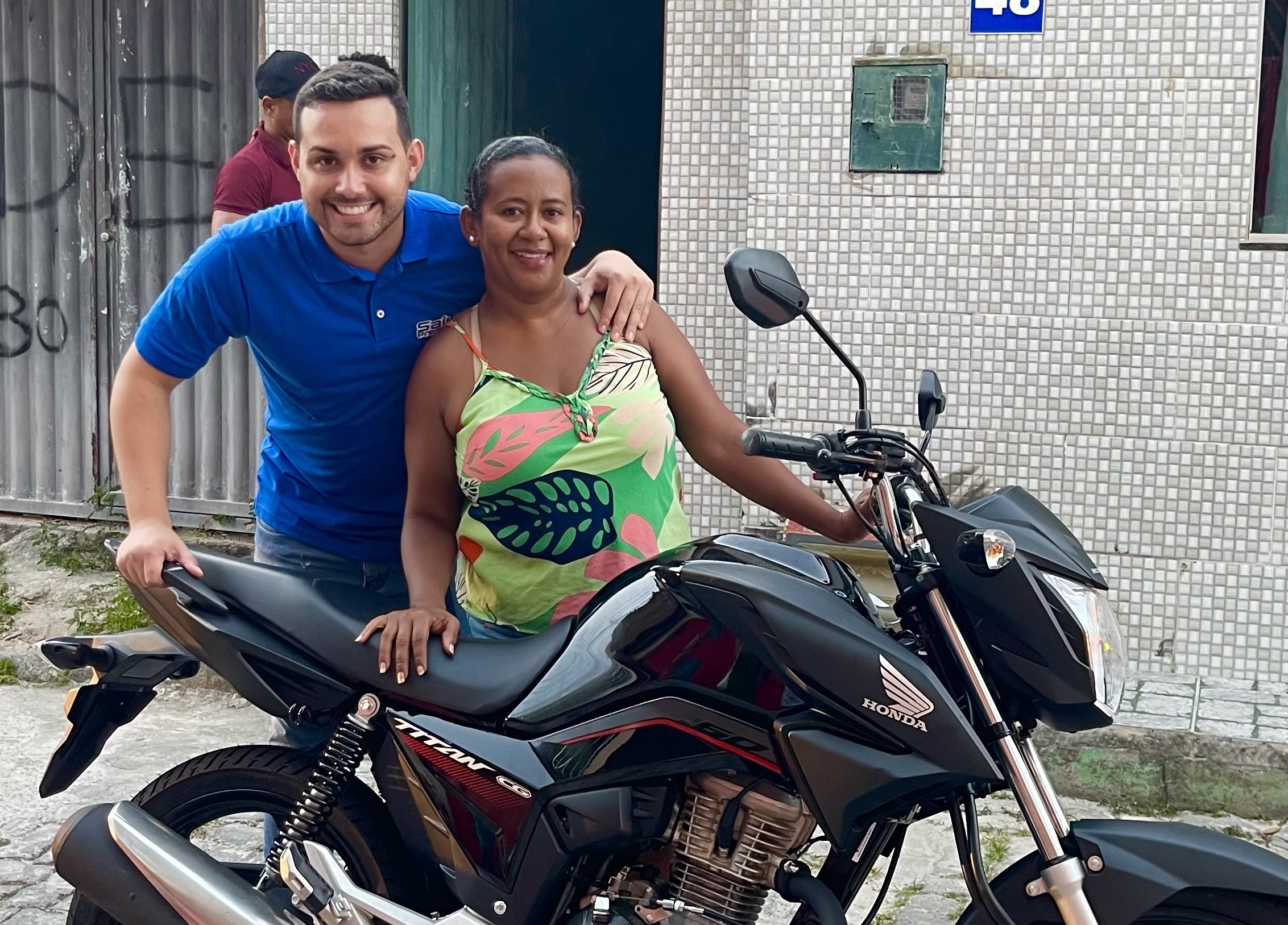 Saiu Premiações realiza mais um sonho: Moradora de Porto Seguro leva para casa uma moto Zero Km