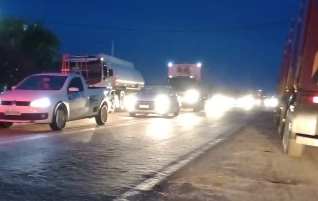 Sete horas após acidente entre carreta e caminhão, BR-101 é totalmente liberada em Itabela