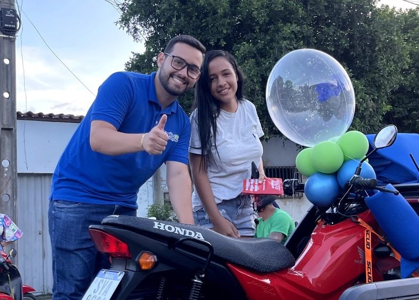 Saiu Premiações entrega moto 0Km sorteada para moradora de Eunápolis