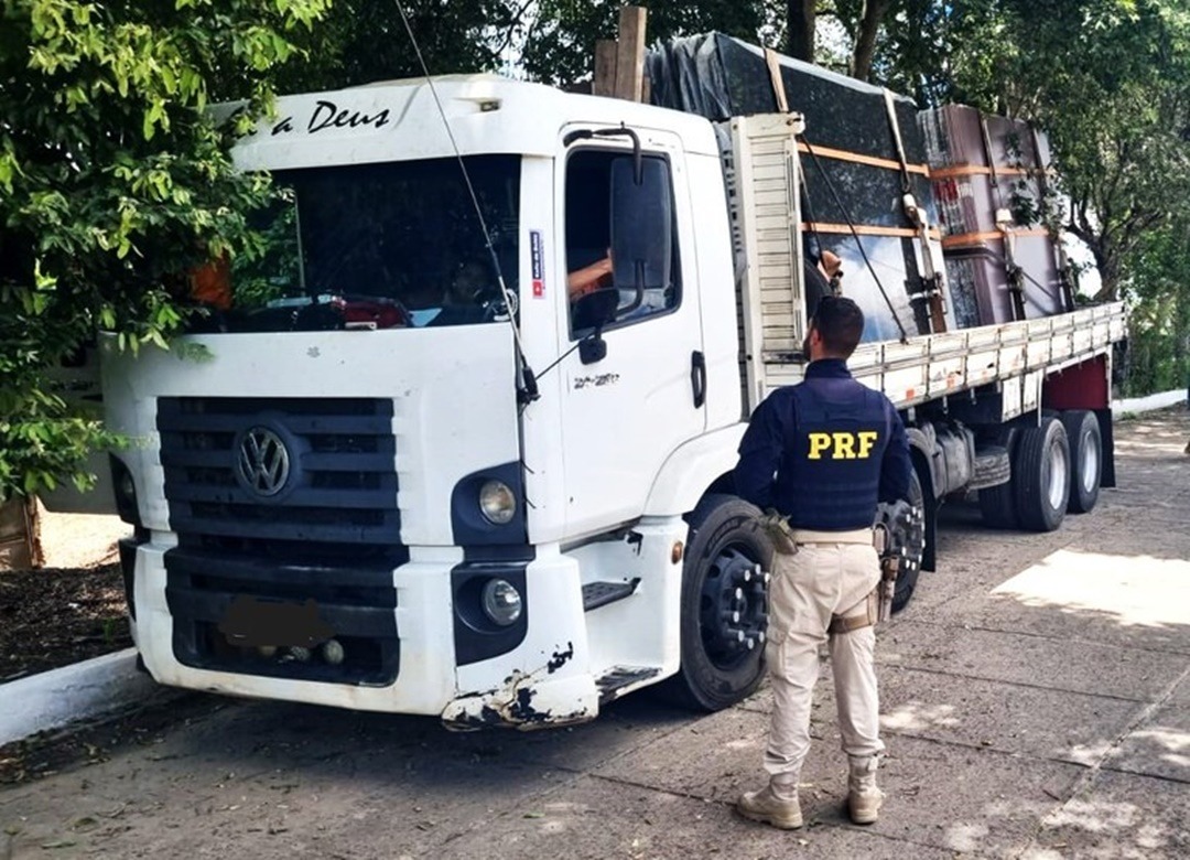 Caminhão com chapas de granito sem nota fiscal é retido pela PRF em Eunápolis